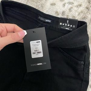 Fashion nova Booty lifting jeans black NWT